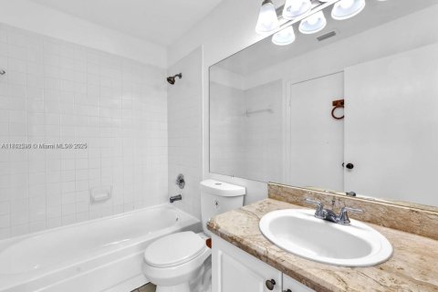 Condo in Miami, Florida, 2 bedrooms  № 1979966 - photo 25