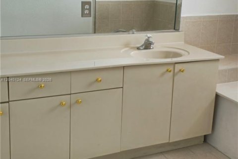 Townhouse in Miami, Florida 4 bedrooms, 196.02 sq.m. № 2086480 - photo 18
