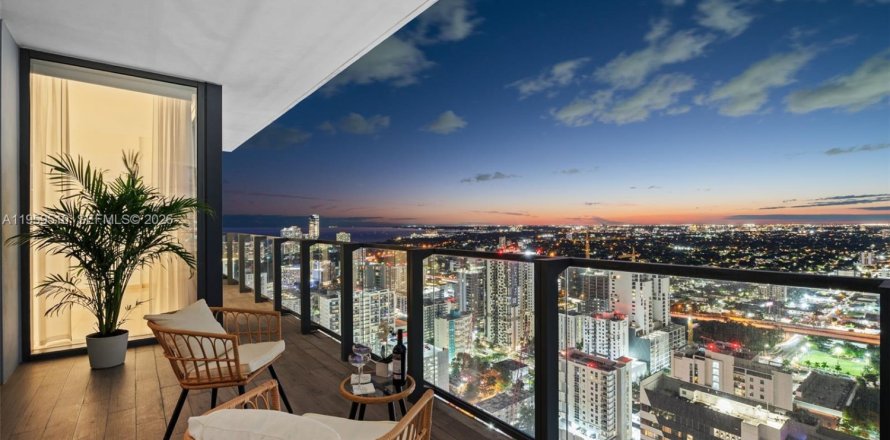 Кондоминиум с 3 спальнями в Майами, Флорида № 2025089