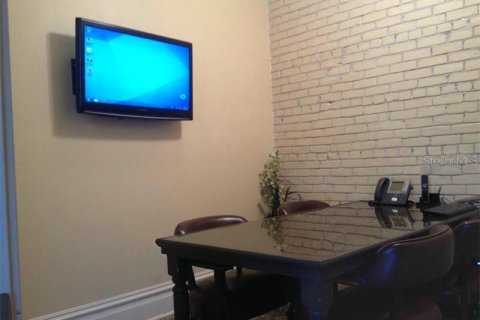 Propiedad comercial en alquiler en Tampa, Florida, 557.41 m2 № 1295596 - foto 1