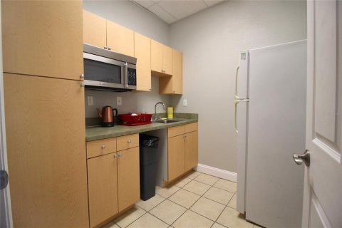 Propiedad comercial en alquiler en Tampa, Florida, 557.41 m2 № 1295596 - foto 4