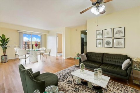 Condo in Miami, Florida, 2 bedrooms  № 2025944