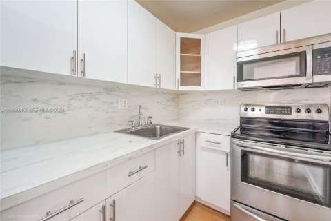 Condo in Miami, Florida, 2 bedrooms  № 2025944 - photo 6