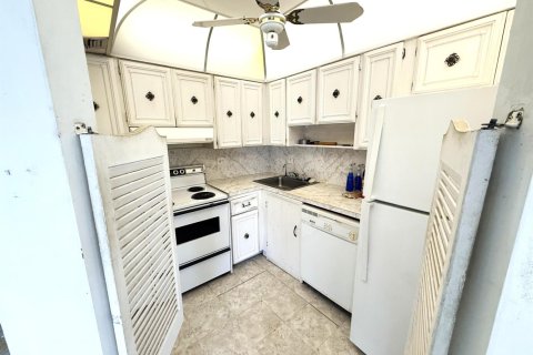 Condo in Pompano Beach, Florida, 2 bedrooms № 2190875 - photo 8