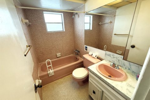 Condo in Pompano Beach, Florida, 2 bedrooms № 2190875 - photo 16
