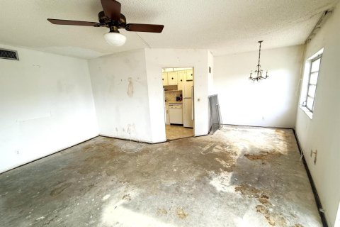 Condo in Pompano Beach, Florida, 2 bedrooms № 2190875 - photo 10