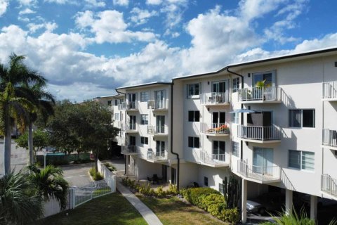 Condo in Pompano Beach, Florida, 2 bedrooms № 2190875 - photo 3