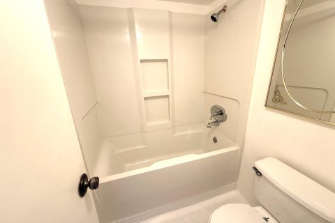 Condo in Pompano Beach, Florida, 2 bedrooms № 2190875 - photo 18