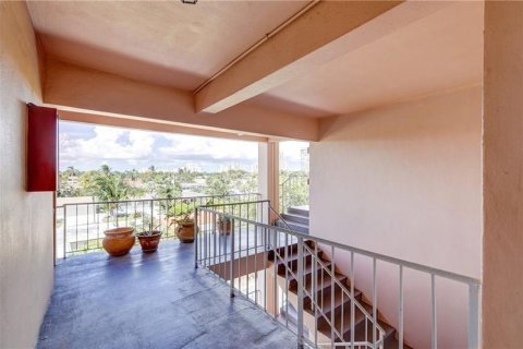 Condo in Pompano Beach, Florida, 2 bedrooms № 2190875 - photo 26
