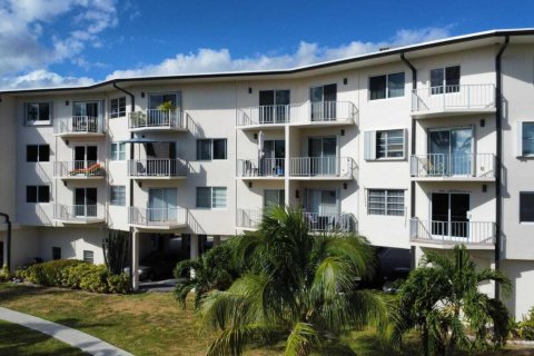 Condo in Pompano Beach, Florida, 2 bedrooms № 2190875 - photo 4