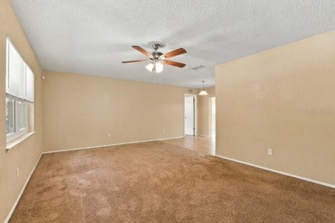 Villa ou maison à louer à Fruitland Park, Floride: 3 chambres, 175.68 m2 № 2405601 - photo 4
