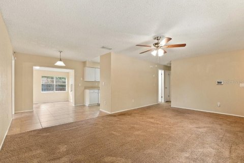 Villa ou maison à louer à Fruitland Park, Floride: 3 chambres, 175.68 m2 № 2405601 - photo 5
