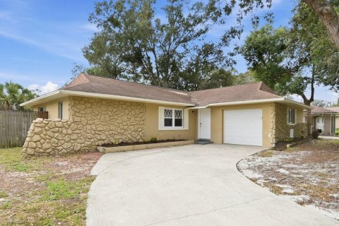 Villa ou maison à louer à Fruitland Park, Floride: 3 chambres, 175.68 m2 № 2405601 - photo 3