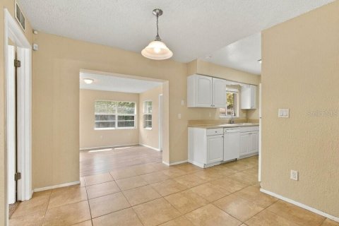 Villa ou maison à louer à Fruitland Park, Floride: 3 chambres, 175.68 m2 № 2405601 - photo 6
