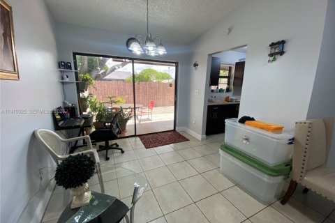 House in Miami, Florida 3 bedrooms, 98.57 sq.m. № 2040034 - photo 10