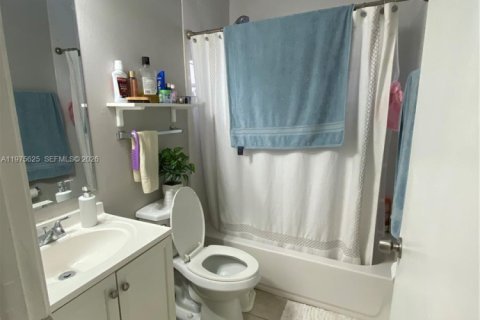 House in Miami, Florida 3 bedrooms, 98.57 sq.m. № 2040034 - photo 30