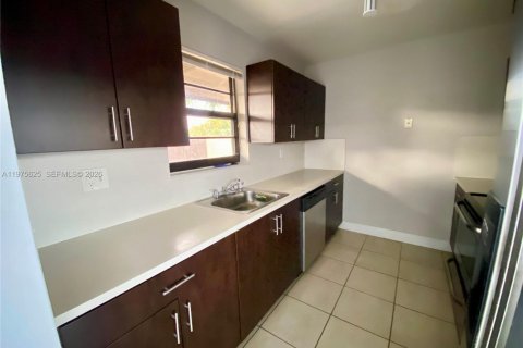 House in Miami, Florida 3 bedrooms, 98.57 sq.m. № 2040034 - photo 20