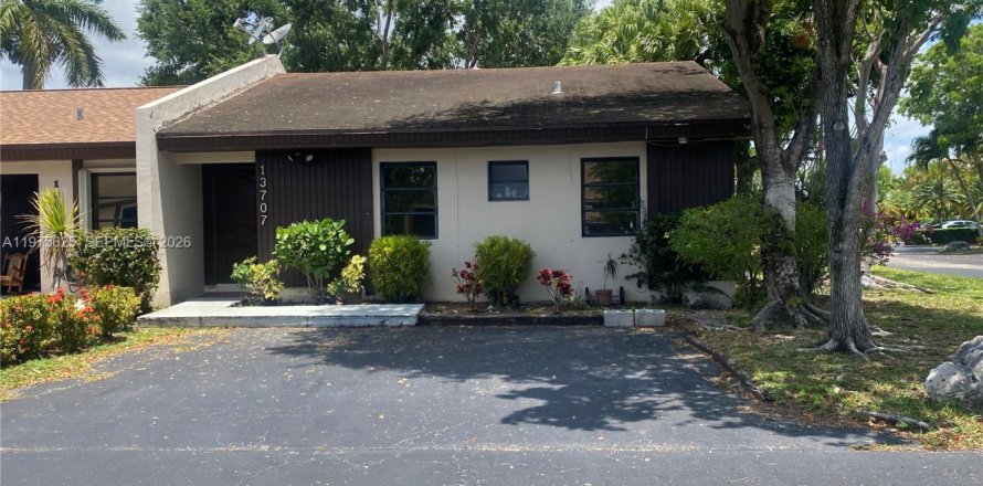 House in Miami, Florida 3 bedrooms, 98.57 sq.m. № 2040034