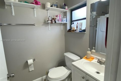 House in Miami, Florida 3 bedrooms, 98.57 sq.m. № 2040034 - photo 25