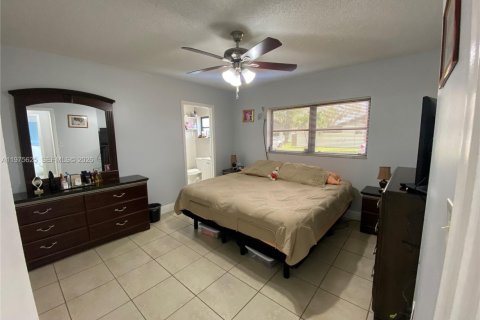 House in Miami, Florida 3 bedrooms, 98.57 sq.m. № 2040034 - photo 21