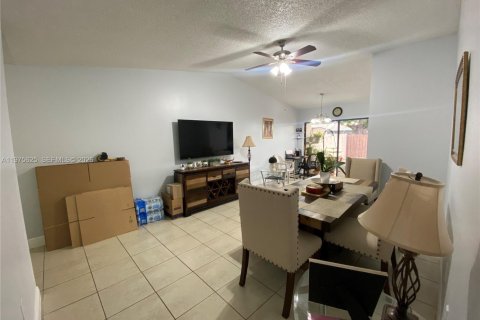 House in Miami, Florida 3 bedrooms, 98.57 sq.m. № 2040034 - photo 9