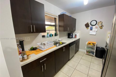 House in Miami, Florida 3 bedrooms, 98.57 sq.m. № 2040034 - photo 19