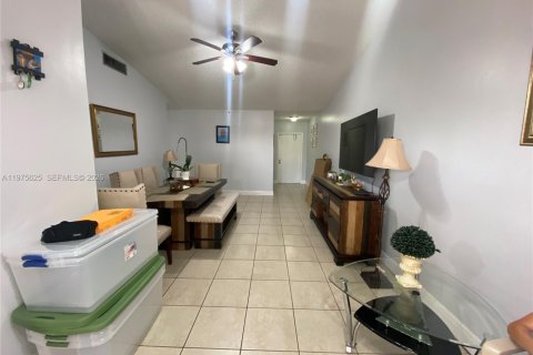 House in Miami, Florida 3 bedrooms, 98.57 sq.m. № 2040034 - photo 12