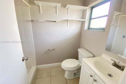 House in Miami, Florida 3 bedrooms, 98.57 sq.m. № 2040034 - photo 26