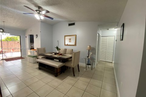 House in Miami, Florida 3 bedrooms, 98.57 sq.m. № 2040034 - photo 6