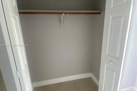 House in Miami, Florida 3 bedrooms, 98.57 sq.m. № 2040034 - photo 4