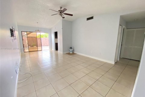 House in Miami, Florida 3 bedrooms, 98.57 sq.m. № 2040034 - photo 7