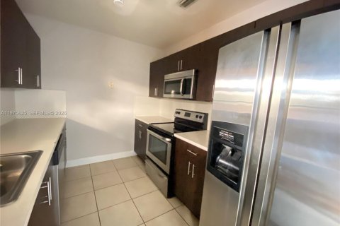 House in Miami, Florida 3 bedrooms, 98.57 sq.m. № 2040034 - photo 18