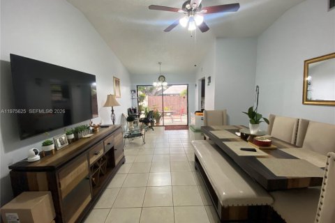 House in Miami, Florida 3 bedrooms, 98.57 sq.m. № 2040034 - photo 8