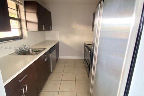 House in Miami, Florida 3 bedrooms, 98.57 sq.m. № 2040034 - photo 16