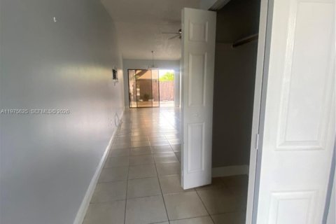 House in Miami, Florida 3 bedrooms, 98.57 sq.m. № 2040034 - photo 2