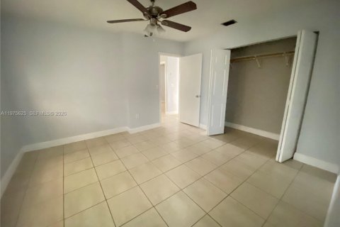 House in Miami, Florida 3 bedrooms, 98.57 sq.m. № 2040034 - photo 24