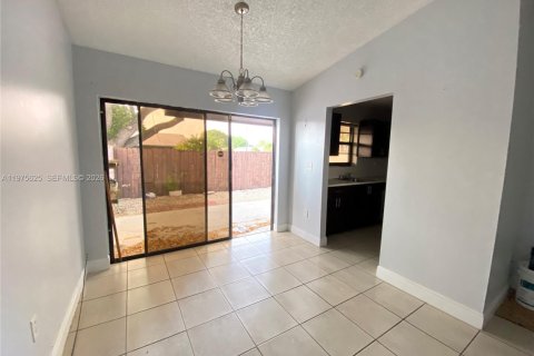 House in Miami, Florida 3 bedrooms, 98.57 sq.m. № 2040034 - photo 11