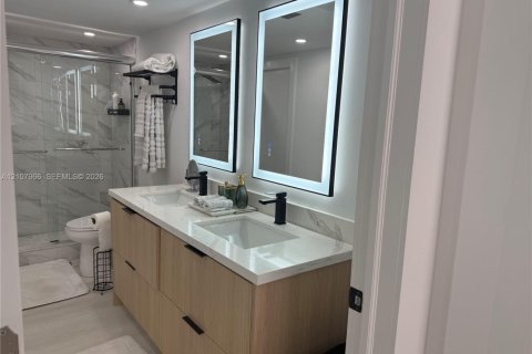 Condo in Hallandale Beach, Florida, 1 bedroom № 2429673 - photo 16