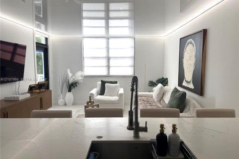 Condo in Hallandale Beach, Florida, 1 bedroom № 2429673 - photo 6