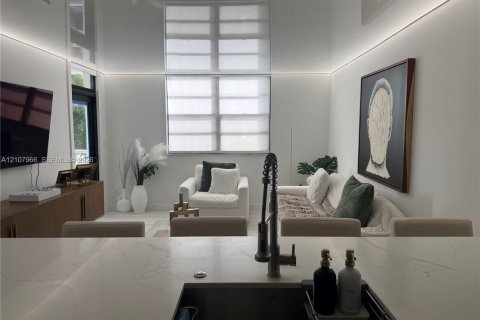Condo in Hallandale Beach, Florida, 1 bedroom № 2429673 - photo 7