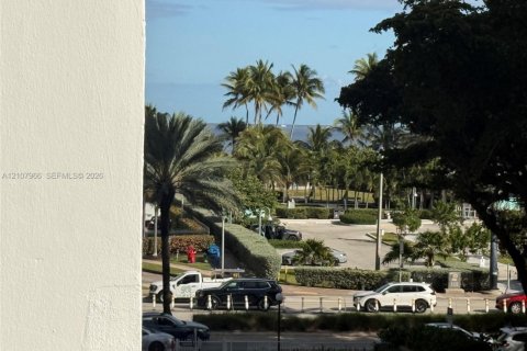 Condo in Hallandale Beach, Florida, 1 bedroom № 2429673 - photo 26