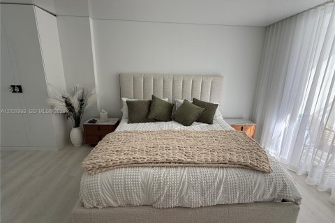 Condo in Hallandale Beach, Florida, 1 bedroom № 2429673 - photo 11