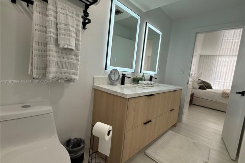 Condo in Hallandale Beach, Florida, 1 bedroom № 2429673 - photo 17