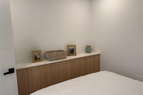 Condo in Hallandale Beach, Florida, 1 bedroom № 2429673 - photo 19