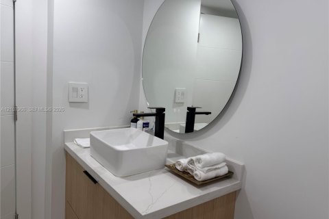 Condo in Hallandale Beach, Florida, 1 bedroom № 2429673 - photo 22