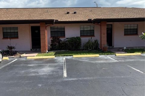 Condo in Largo, Florida, 2 bedrooms  № 1826447 - photo 1