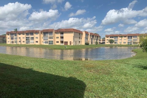 Condo in Sunrise, Florida, 2 bedrooms  № 1102400 - photo 1