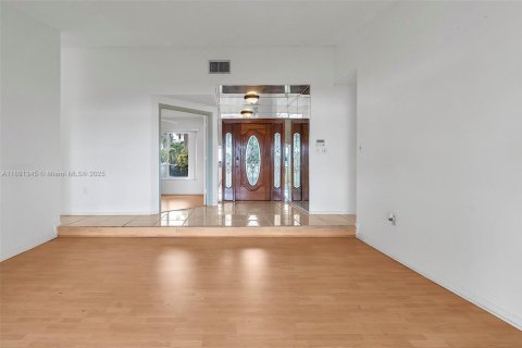House in Miami, Florida 3 bedrooms, 159.79 sq.m. № 1946497 - photo 19
