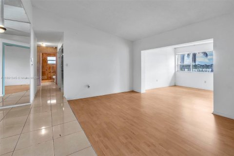 House in Miami, Florida 3 bedrooms, 159.79 sq.m. № 1946497 - photo 15
