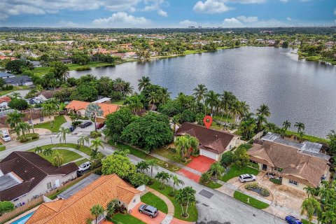 House in Miami, Florida 3 bedrooms, 159.79 sq.m. № 1946497 - photo 3